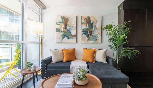 Sun-drenched urban studio loft sleeping up to 6