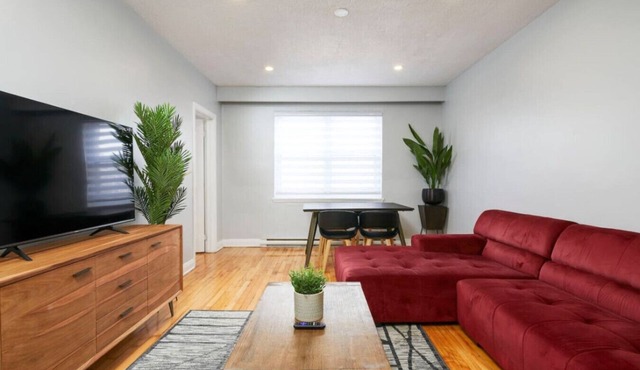 Sunlit 2BR Retreat – Experience MTL in Comfort