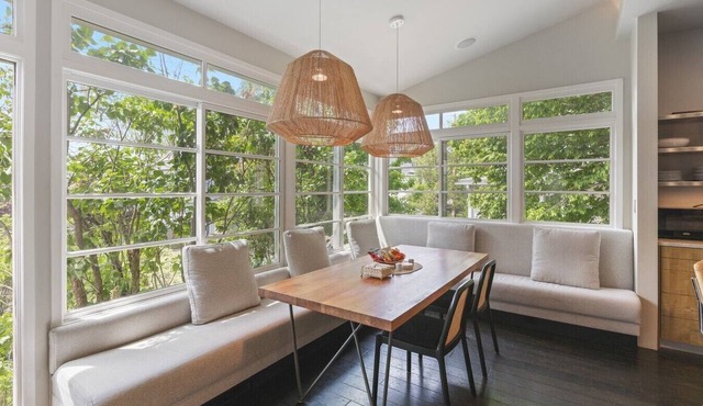 Sunlit Updated Victorian - Chef`s kitchen, library and sunroom, Boston 20 min by car or train