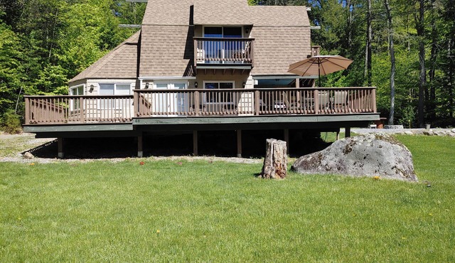 Sunny, cheerful, 3 bedroom family cottage on Sebago Cove. Sleeps 8!