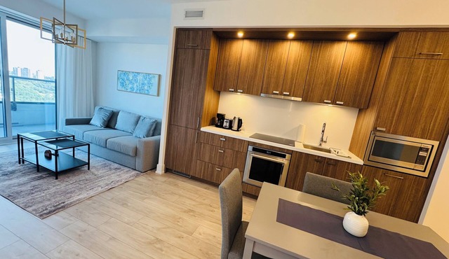 Super Luxury Condo in Midtown Toronto 1 Bd, 1 Bath with 5 Star Amenities.