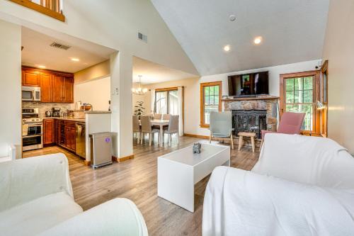 Tannersville Resort Home w/Deck & Gas Grill!