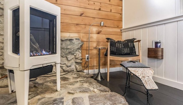 Tastefully renovated, well-equipped ski house with hot tub near Stowe