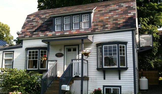 Thankful Cottage...a charming, romantic hideaway near the harbor renting Sun-Sun