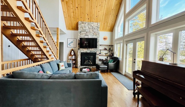 The Bear Cave Cottage on Little Kennisis Lake -Lake front fun, spacious property