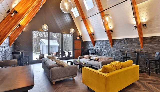 The Birch Ridge: Owner's Suite #5 - Queen/sofa Bed Suite In Killington. Hot Tub. Renovated. 1 Bedroom Home