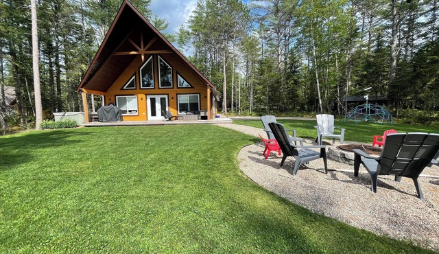 The Chutes Chalet- 4 Season River Front with Hot Tub!