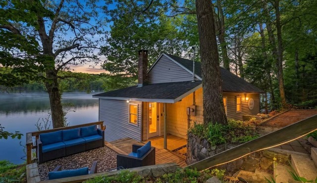The Colchester Cottage- a lakefront retreat