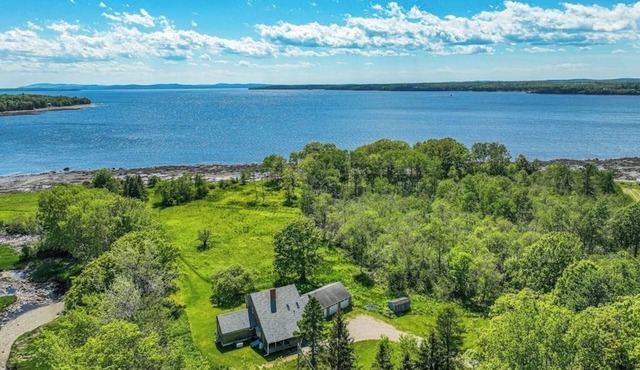 The Creek - Private Waterfront Retreat with Shore Access, Scenic Deck & Dog-Friendly Space