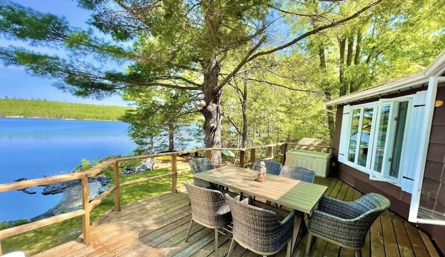 The Great Escape Cottage, views for days ! in Central Frontenac