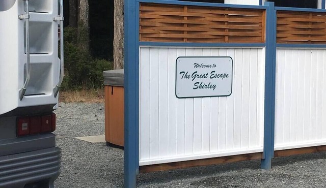 The Great Escape - Shirley & Bunkhouse - with secluded Private Hot Tub - accommodates up to 6 guests in Sooke