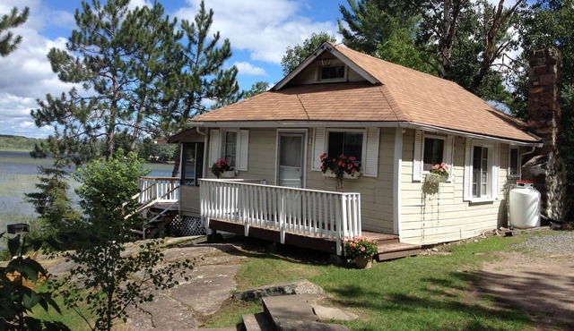 The Lakehouse 3 bedroom private cottage with lakeside deck and dock on Nipissing