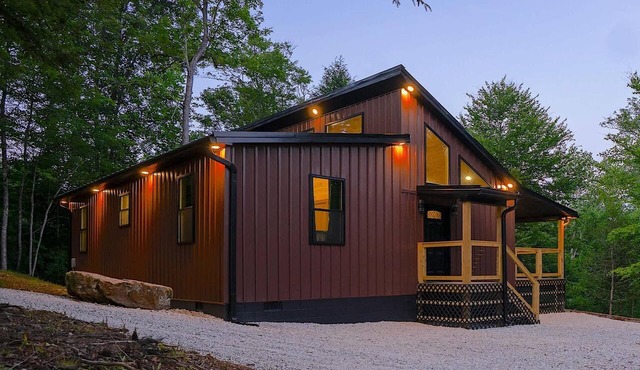 The Lighthouse - Secluded - Hot Tub - Private Pond in Campton