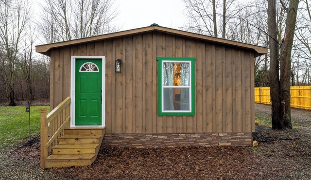 The Little Cabin - Near Wineries and Beach- Woodland Getaway- Hiking trails