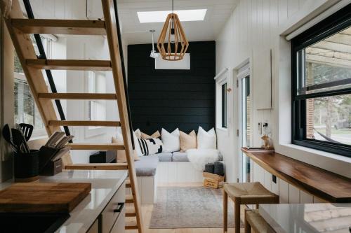The Loft - Stargazing Tiny Home with Firepit, Wood Fired Pizza Oven & Movie Projector