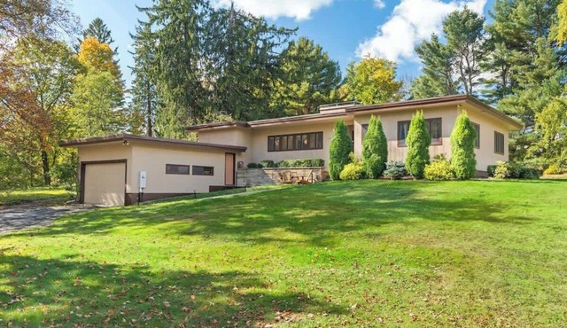 The Maple House - Modern Retreat Near Town