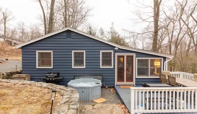 The Nugget: Sunlit Cottage with Hot Tub & Fire Pit