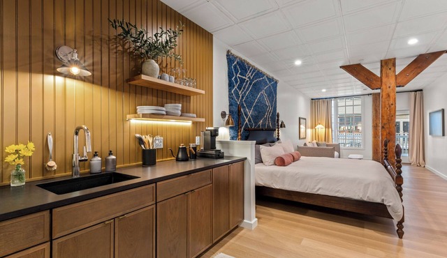 The Optimist Guesthouse 2 - BRAND NEW Luxury Downtown Camden Apartment