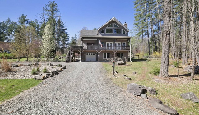 The Rail & Pine Spacious Masthope Mountain Retreat