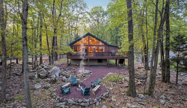 The Robin's Nest, a cozy 3-bedroom cabin in Lake Harmony with Firepit, AC, WiFi