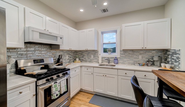 The Serene Quarters: 4 Minutes to West Point Academy, King Bed