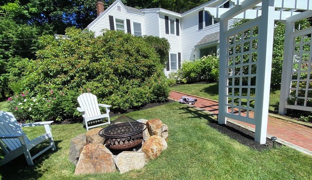 THE SIRENS SONG: RECENTLY RENOVATED UPSCALE FARMHOUSE - WALK TO TOWN & BEACH!