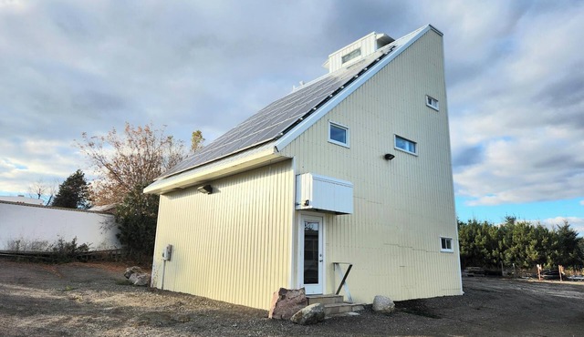 The Solar Barn - Large 3 Bedroom House In Palgrave on big property with trails