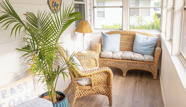 The Solo Shore Cottage - Walk to Beach + Sun Porch