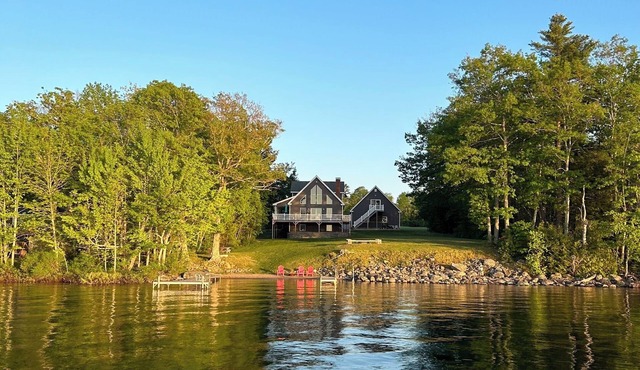 The Swan Lake House-Lakefront home with private beach
