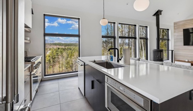 The Thomas at Eloise Lane - Cozy comfort with expansive vistas!