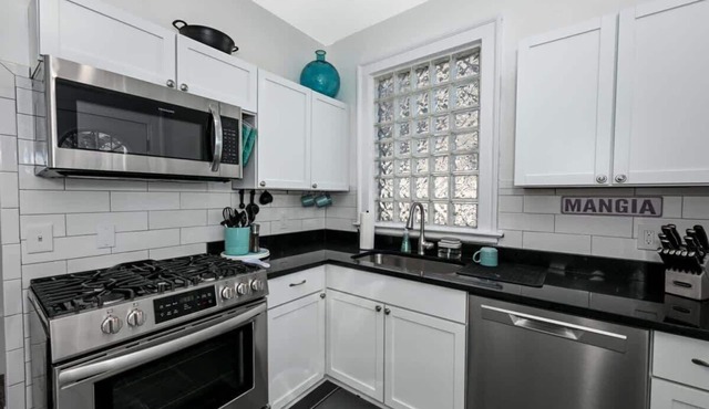 The Turquoise Oasis: 6BR Sleeps 16 | Near Cleveland Clinic & CWRU