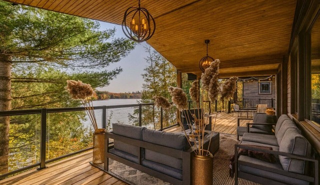 THE WOLF’S DEN - Modern Lakefront Cottage