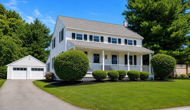 Three bedroom farmhouse,king size beds with country living