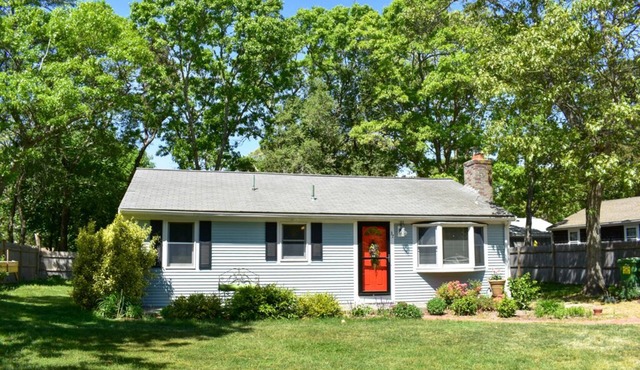 Three bedroom home sleeping 5 with central air!