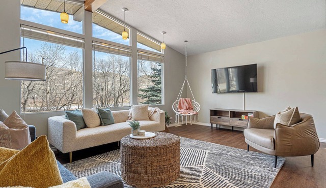 Timber Valley | Centrally Located | Hot Tub & BBQ! in Drumheller