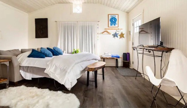 Tiny House Bungalow-Walk to Beach, Town and Train