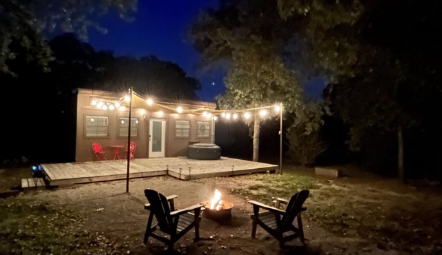 Tiny House for two nestled under massive oaks in Southern Oklahoma. in Lone Grove