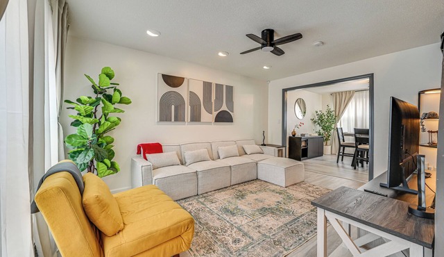 Townhome 1 Mi to Colt Park & Industrial District!