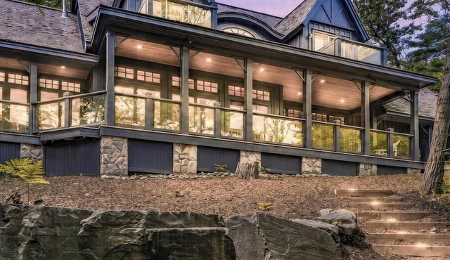 Traditional 6 bed 5 bath cottage on Lake Joseph with boathouse & pickleball!