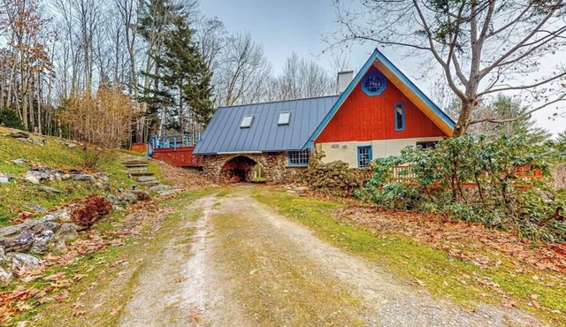 Tranquil house w/apartment, mountain views, pond, bbq, patio, wifi