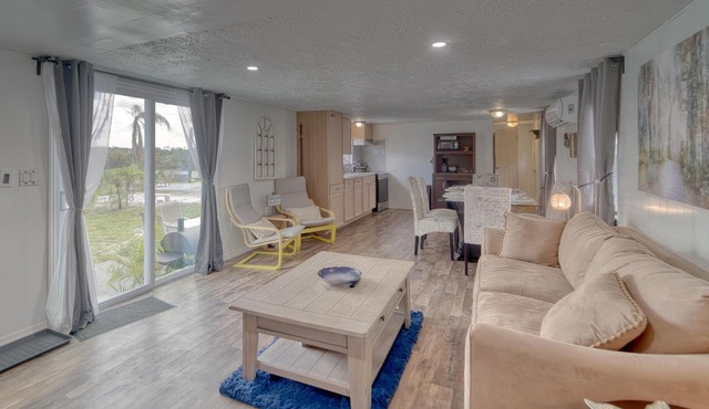 Tranquil Oasis, Private Entrance & Kitchen in Ruskin