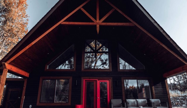 Tranquility and peace are top of mind when visiting this Luxe Cabin!