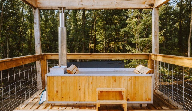 Treehouse 2 Honeymoon Treehouse Escape w private hot tub