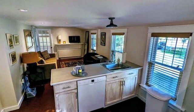 Trendy 2nd Floor Suite Near Acadia Park & Dining