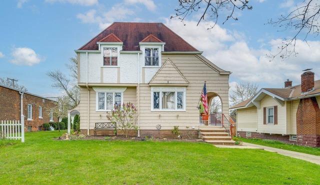 Tudor Chalet-Historical home w/modern amenities n gardens. Close to I-480/I- 77!