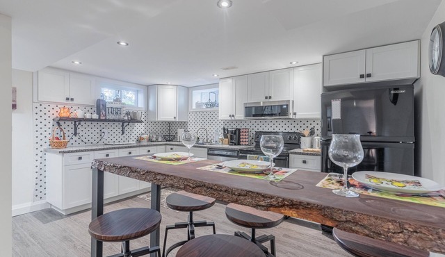 Two Bedroom Lower Unit With 500 Mbps WiFi, Parking & Self-check in