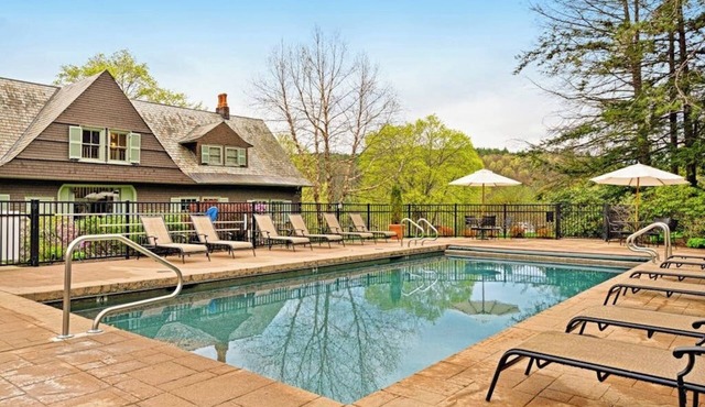 Two-story townhome with forest/mountain view, gas fireplace, pool, gym & saunas