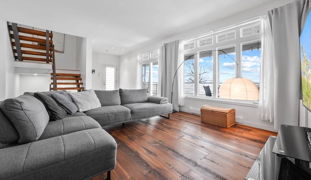 Ultimate Lake Escape | Sleeps 10 | Family Ready | 4 Min to Beach | CITQ 305702