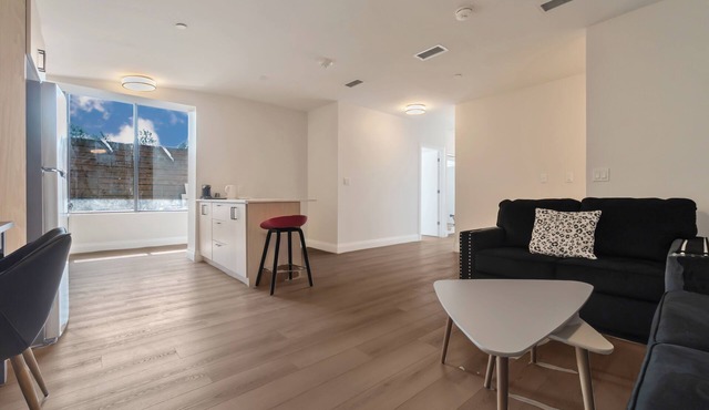 Unit 6 - Modern Fully Furnished 3 Bedroom Apartment