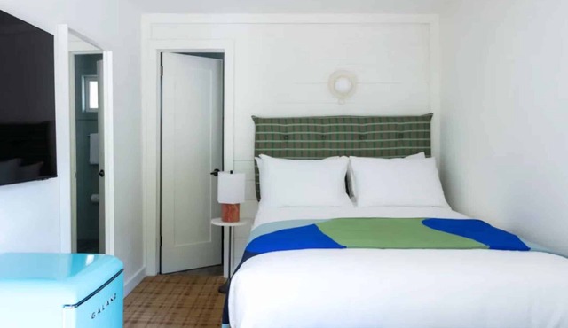 Unwind in a Charming Room Near Vermont Ski Museum!